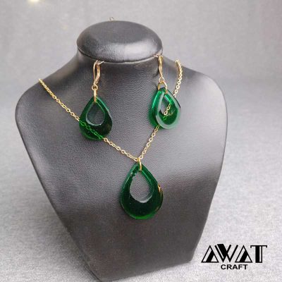 نیم ست گردنبند و گوشواره رزینی طرح اشک سبز سلطنتی